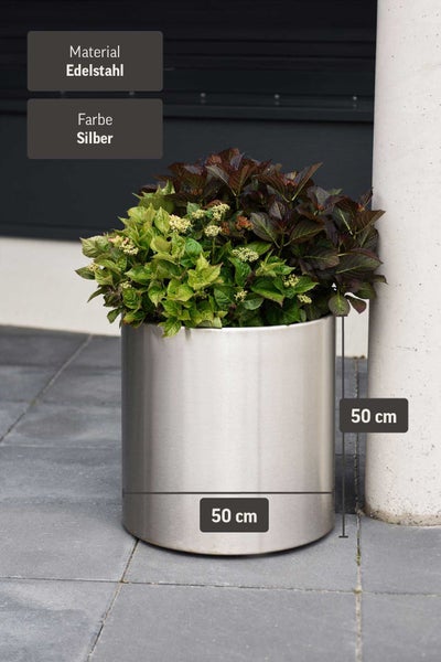 Zylindrischer Pflanzkübel aus silbernem Edelstahl, 50 Zentimeter Durchmesser und 50 Zentimeter Höhe, bepflanzt auf einer Terrasse.