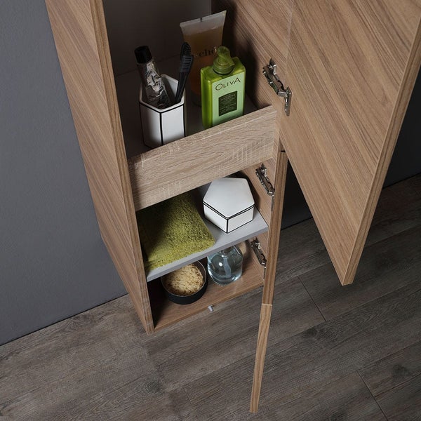 Offener Badezimmerschrank mit Ablagen und Badutensilien