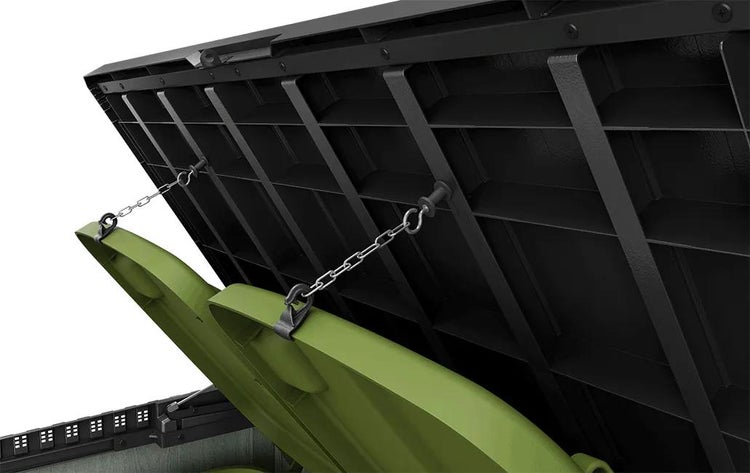 Detailaufnahme der Kettenverbindung am Deckel einer Mülltonnenbox zum gleichzeitigen Öffnen der Mülltonnen.