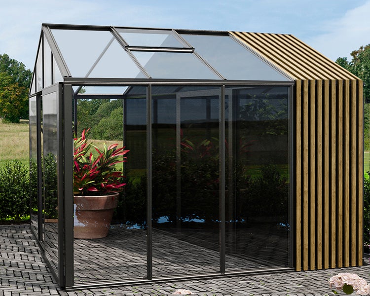 Modernes Gewächshaus mit Glaswänden, Metallrahmen, Holzlamellen an der Seite und einem Dachfenster.