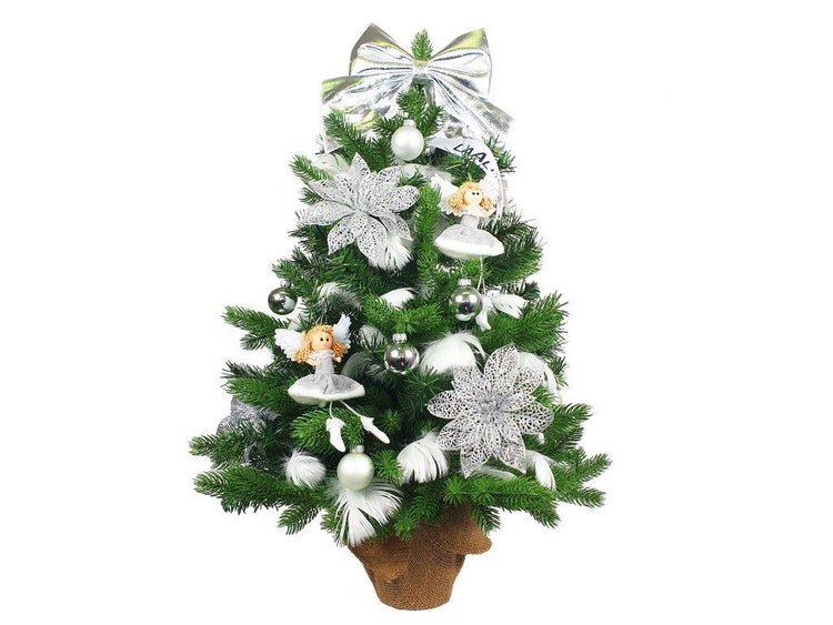 Künstlicher Weihnachtsbaum in einem Jutesack, geschmückt mit Engelfiguren, Weihnachtskugeln, künstlichen Blumen und einer großen Schleife oben.