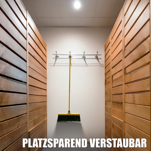 Besen mit Teleskopstiel hängt platzsparend an der Wand
