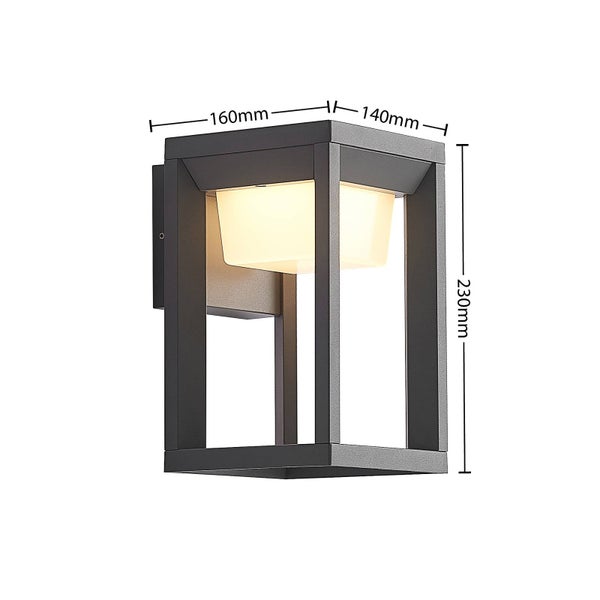 Moderne Außenwandleuchte mit rechteckigem Rahmen, Maße: Höhe 230 Millimeter, Breite 160 Millimeter, Tiefe 140 Millimeter.