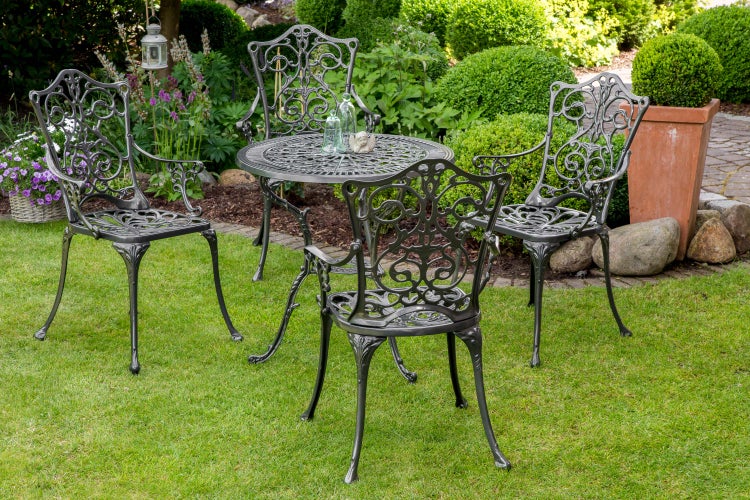 Gartenmöbelset mit Tisch und vier Stühlen auf Rasen