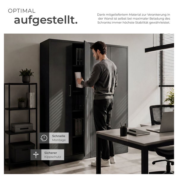 Hoher schwarzer Metallschrank in einem modernen Büro mit Aktenordnern. Inklusive schneller Montage und sicherem Kippschutz durch Wandverankerung.