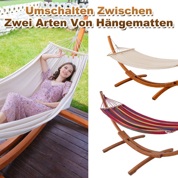 Zwei verschiedene Hängematten auf Holzgestellen, eine davon mit einer Frau.