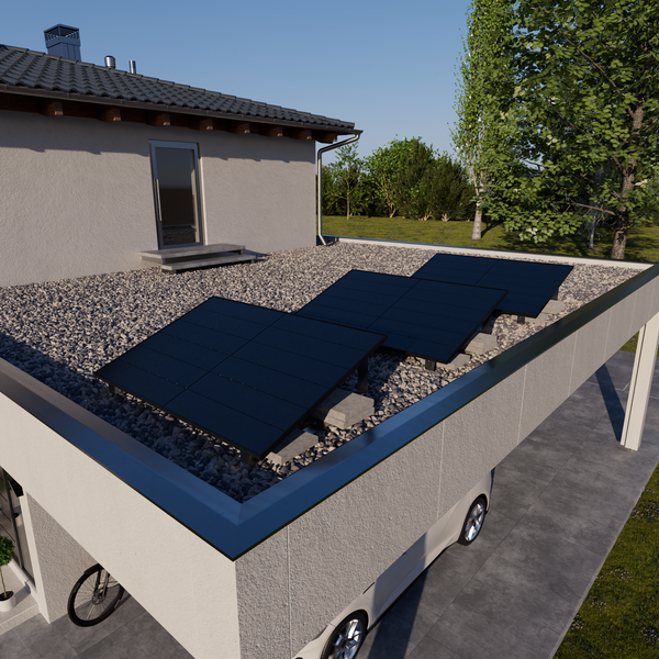 Drei Solarpaneele auf einem modernen, mit Kies bedeckten Flachdach neben einem hellen Wohnhaus bei Tageslicht.