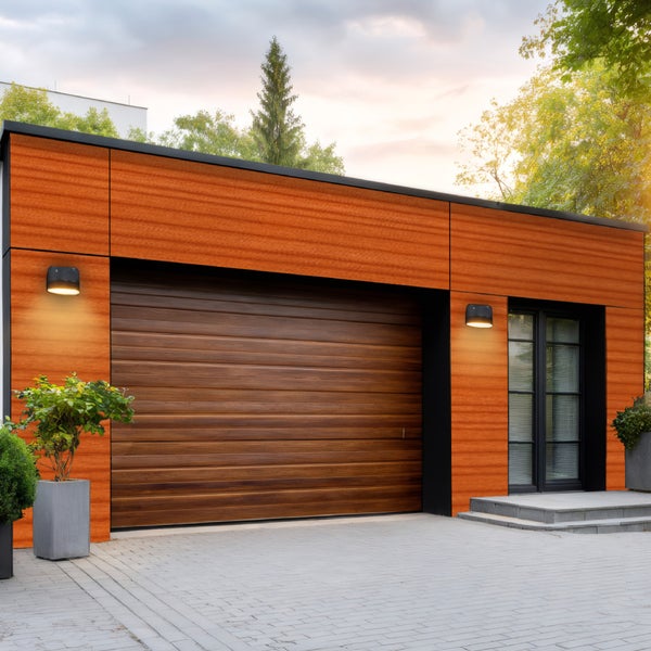 Moderne Garage mit Holztor und Außenbeleuchtung