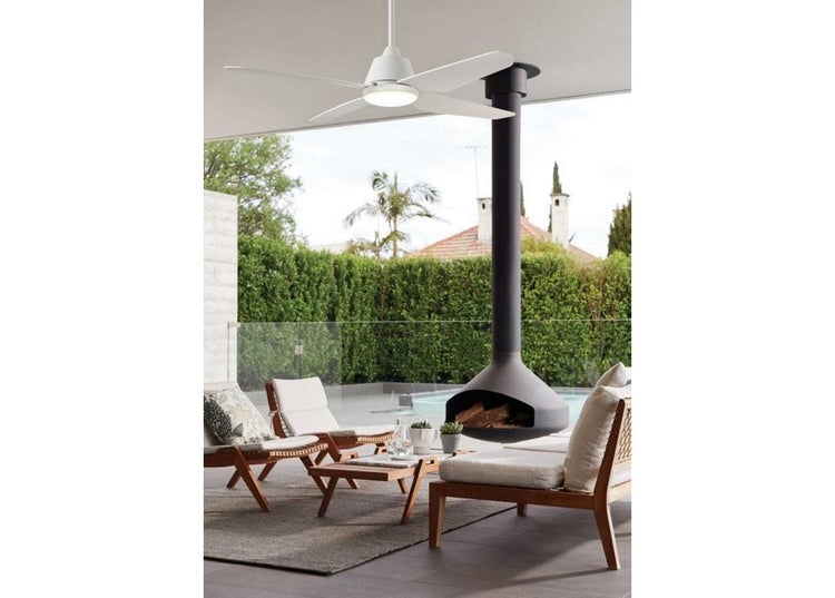 Deckenventilator mit Beleuchtung installiert auf einer modernen überdachten Terrasse mit Hängekamin und bequemen Holzmöbeln.