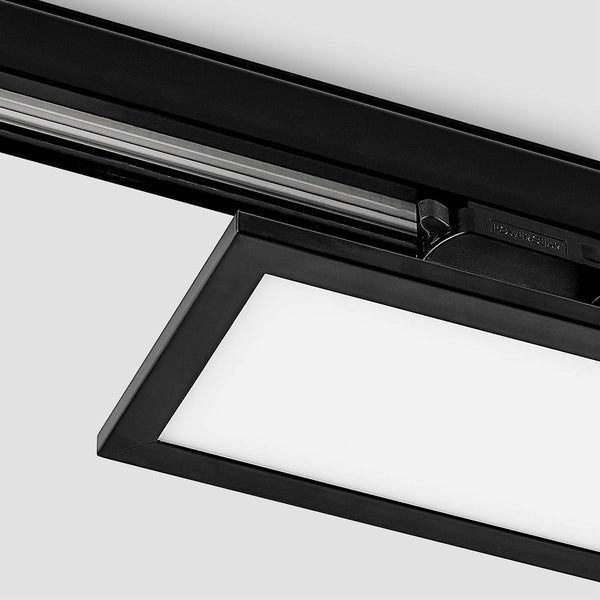 Nahaufnahme einer schwarzen rechteckigen LED-Panel-Leuchte an einem Stromschienensystem mit Powergear Logo.