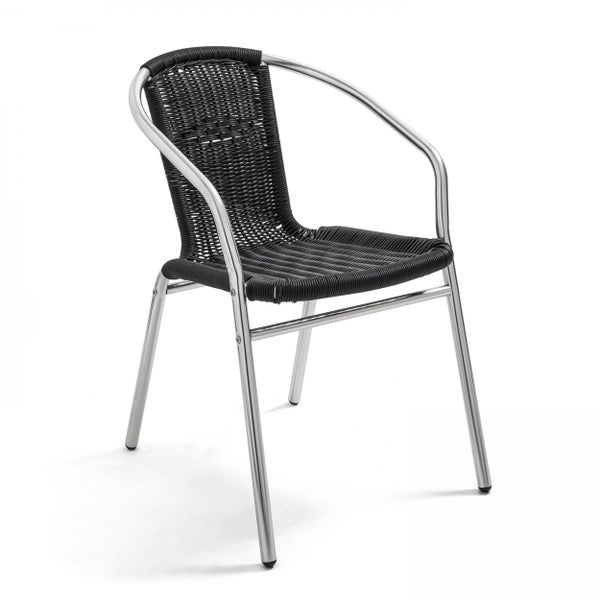 Stapelbarer Bistrostuhl aus Aluminium mit Sitz und Rückenlehne aus schwarzem Kunststoffgeflecht.