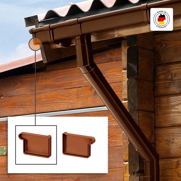 Braune Kunststoff-Endstücke für Dachrinnen an einem Holzhaus montiert, Made in Germany Siegel.