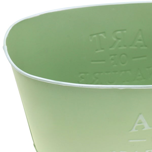 Detailaufnahme eines Pflanzgefäßes aus Metall