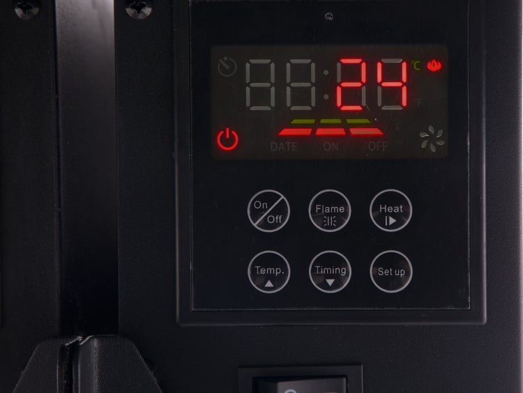 Nahaufnahme der Bedienelemente eines Heizgeräts mit digitaler Anzeige