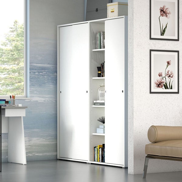 Weißer Schiebetürenschrank mit Regalen in einem hellen Raum.