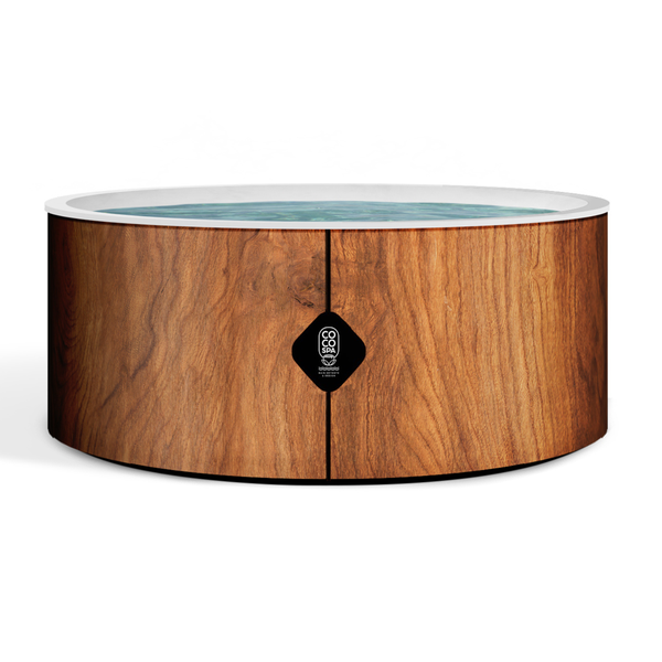 Runder Whirlpool mit Außenverkleidung in Holzoptik und CoCo Spa Logo.