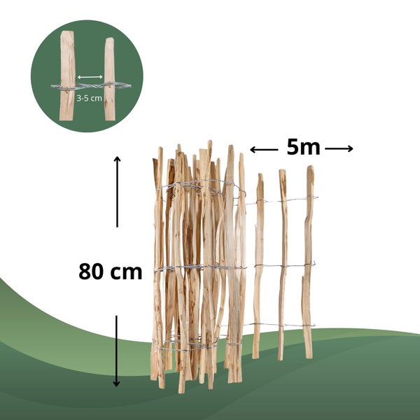 Holzfußboden mit Fischgrätmuster und natürlicher Maserung.