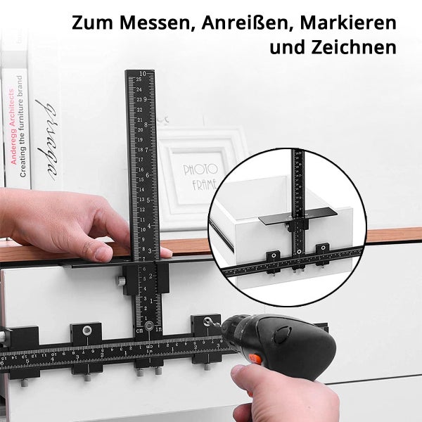 Schwarze Bohrschablone für Möbelgriffe an einer weißen Schublade, eine Hand bedient eine Bohrmaschine zum Bohren von Löchern.