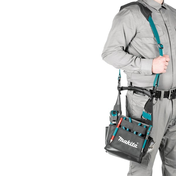 Handwerker mit Werkzeugtasche von Makita um die Schulter