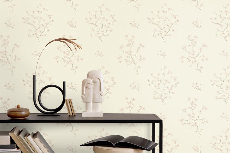 Szene mit floral gemusterter Tapete und dekorativen Objekten auf einem Regal