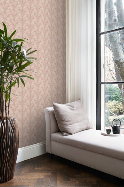 Wohnzimmer mit Vliestapete mit fächerförmigem Muster neben einem bodentiefen Fenster mit Sitzbank und Zimmerpflanze.