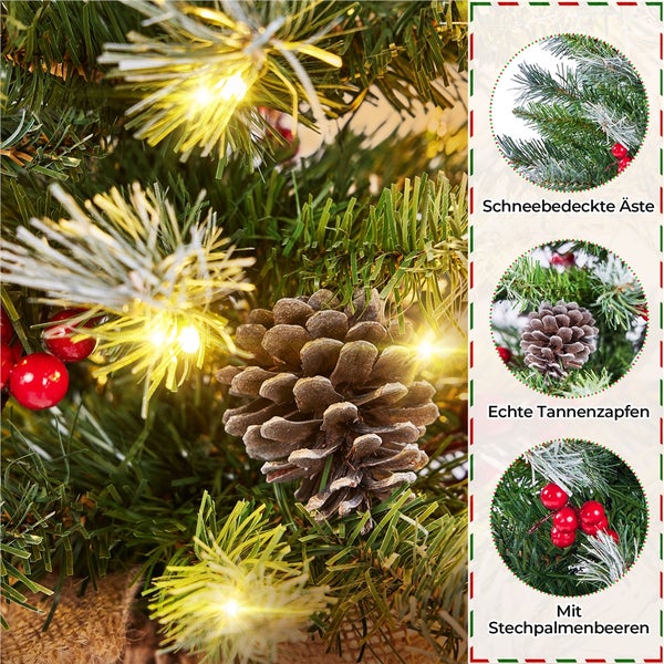 Detailaufnahme eines geschmückten Weihnachtsbaums mit Tannenzapfen, Stechpalmenbeeren und Lichtern