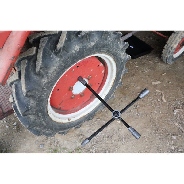 Radkreuz zum Lösen der Radmuttern an einem Traktor