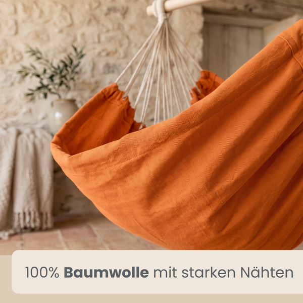 Hängesessel aus 100 Prozent Baumwolle mit stabilen Nähten vor einer Steinwand