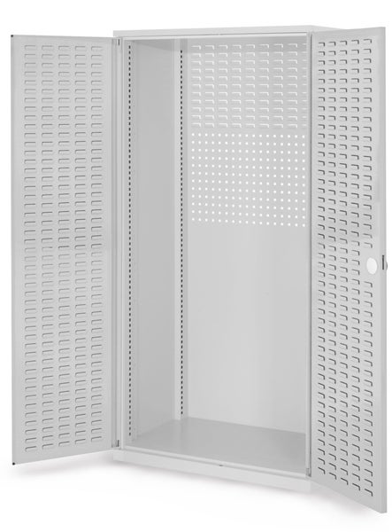 Metallschrank mit offenen Türen und perforierten Flächen