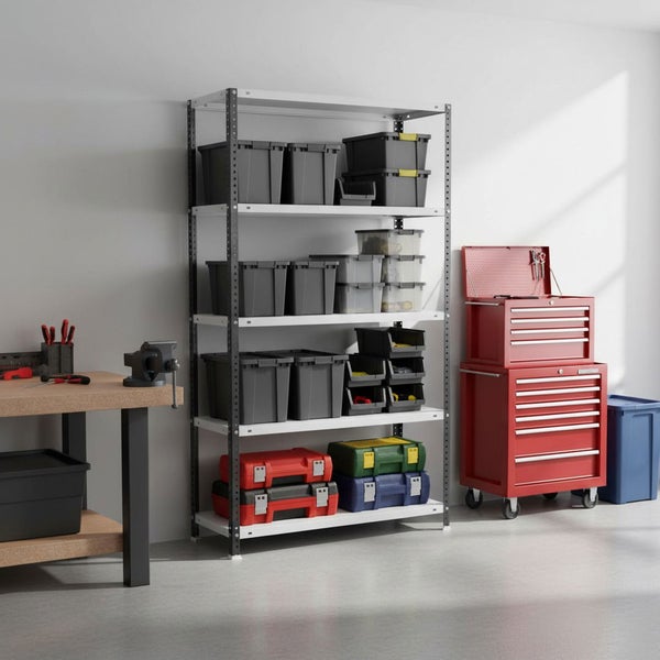 Strukturierte Werkstatt mit Schwerlastregal, Lagerboxen, Werkbank mit Schraubstock und rotem Werkstattwagen in einem hellen Raum.