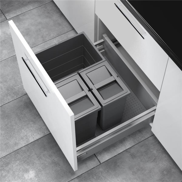 Einbau-Abfalltrennsystem in einer weißen Küchenschublade mit drei grauen Abfalleimern, zwei davon mit Deckel.