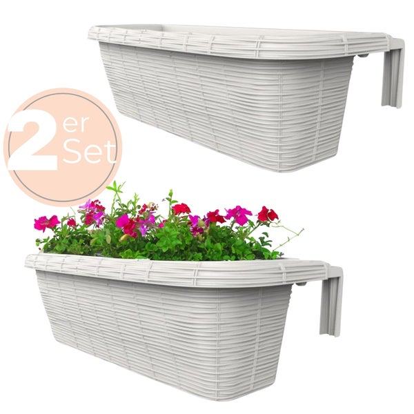 Zwei weiße Balkonkästen im Set, einer bepflanzt mit bunten Blumen.