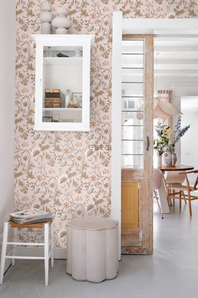 Dekorative Tapete mit Blumenmuster in einem stilvollen Wohnraum mit Sitzhocker und Schrank