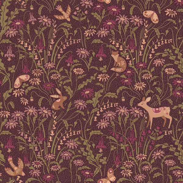 Tapete mit Blumen- und Waldtiermotiven in einem organisierten Kinderzimmer mit Holzregal, Spielzeug und Kleiderhaken.