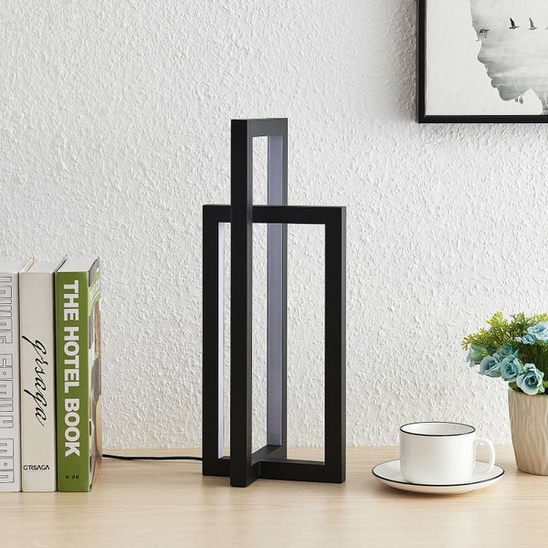 Moderne LED Außenstehleuchte aus zwei kreuzweise angeordneten rechteckigen Metallrahmen mit integrierten Lichtleisten.