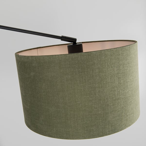 Detailaufnahme einer Stehlampe mit grünem Lampenschirm