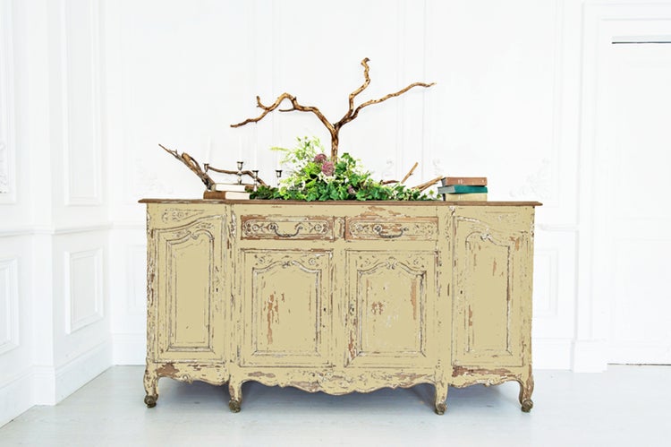 Antiker Buffetschrank mit Dekorationsartikeln im Vintage Stil