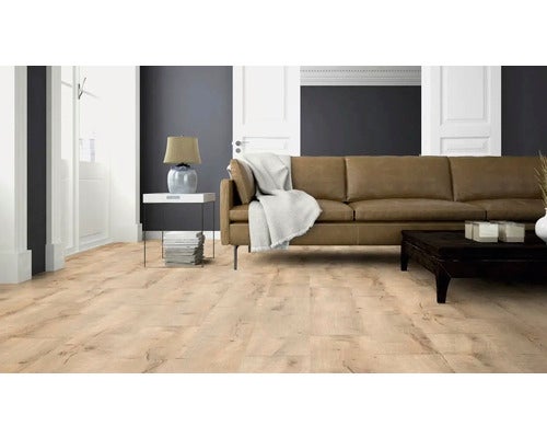 Wohnzimmer mit hellem Laminatboden, Sofa und Beistelltisch