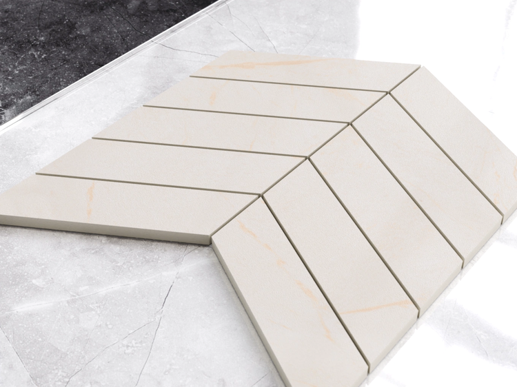 Bodenfliesen im Chevron-Muster mit Marmor-Effekt.