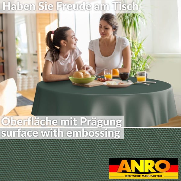Runde Tischdecke mit geprägter Oberfläche in einem hellen Esszimmer. Eine Frau und ein Kind sitzen am Tisch. ANRO Logo.