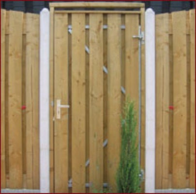 Gartentor aus Holz mit vertikalen Lamellen, montiert zwischen einem Holzzaun mit Pfosten.