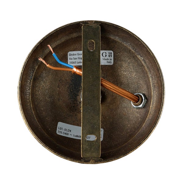 Detailansicht einer Deckenleuchte mit Montagehalterung, Kabeln und Fassung E27