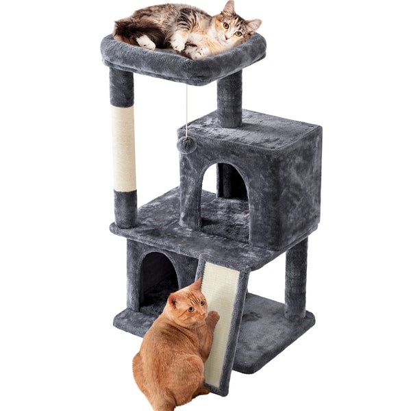 Grauer Kratzbaum mit zwei Katzenhöhlen und einer Liegefläche, auf dem eine Katze liegt und an dem sich eine andere Katze kratzt