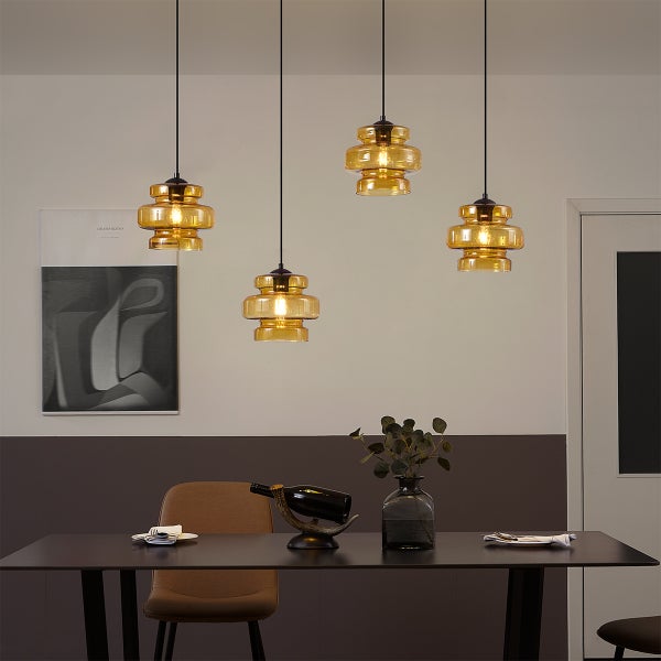 Esszimmer mit Esstisch, Stuhl und vier Pendelleuchten mit Glasschirm