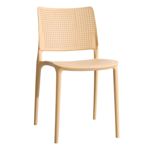 Gartenstuhl aus Kunststoff in Beige mit gelochter Rückenlehne und Sitzfläche.