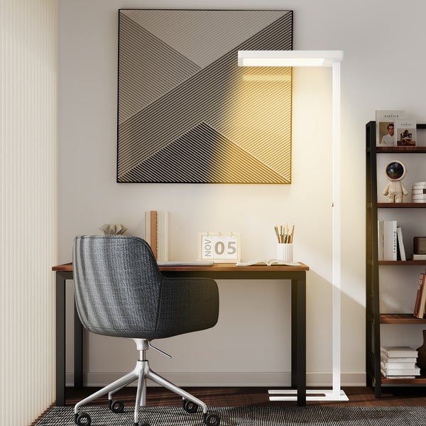 Arbeitszimmer mit Schreibtisch, Bürostuhl, Stehlampe und Bücherregal