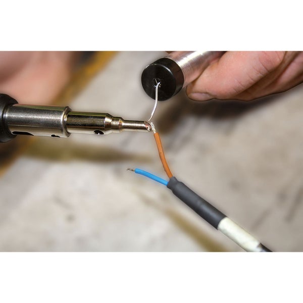 Löten von zwei Drähten mit Lötkolben und Lötzinn