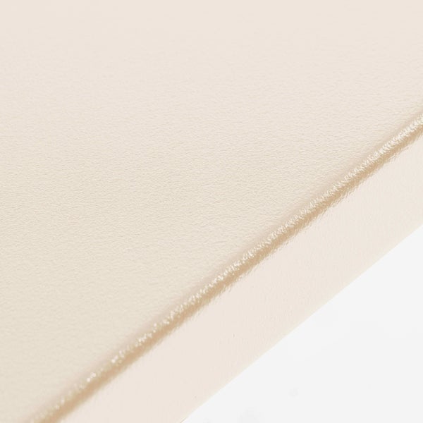 Strukturierte Möbelbauplatte mit bearbeiteter Kante und feinporiger Oberfläche.