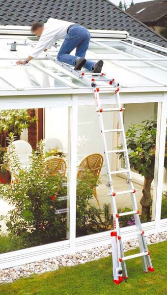 Eine Person benutzt eine Dachleiter zur Reinigung eines Wintergartens.