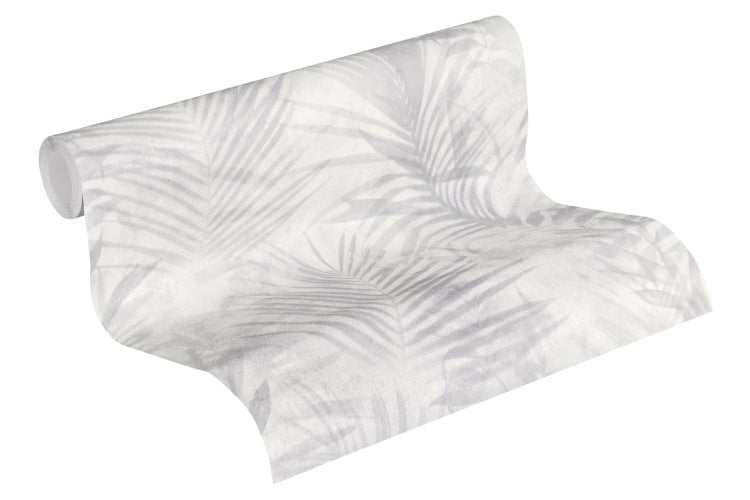 Dekorierter, schneebedeckter Weihnachtsbaum im Jutesack